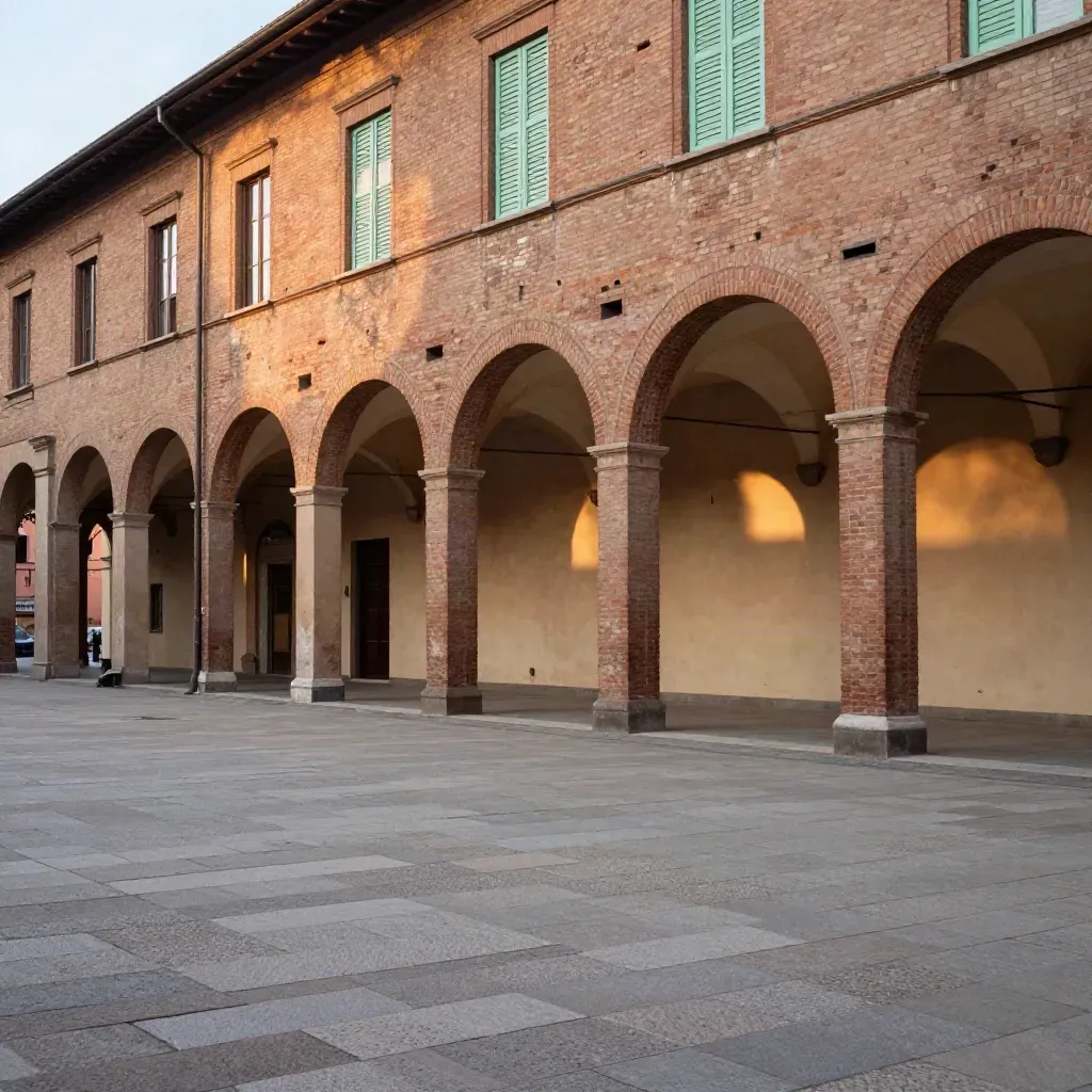 Portici di Bologna al tramonto, piazza vuota e facciate in mattone caldo